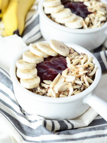 This PB&J Quinoa Bowl is the perfect healthy breakfast to get your week started on the right foot.