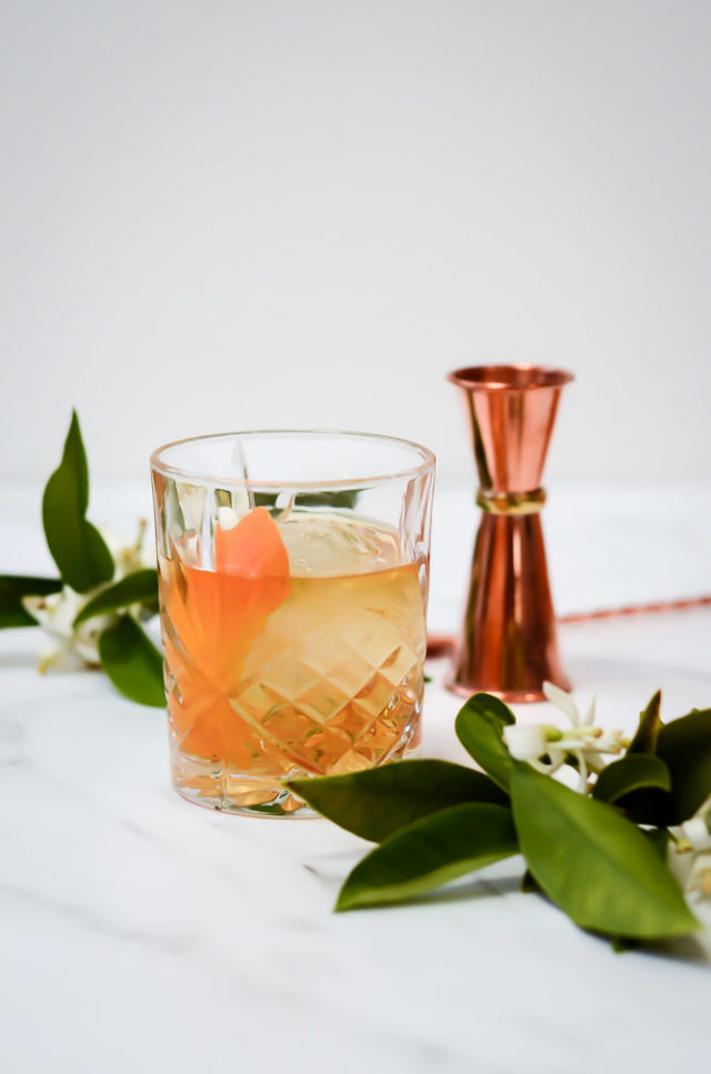 This Sip of Spring Elderflower Old-Fashioned puts a tasty spring twist on the classic bourbon cocktail. #oldfashionedrecipes #bourbonrecipes #easterrecipes